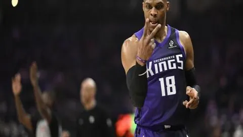 42岁瓦妮莎焕然一新：红唇艳丽，荣膺最美女富豪称号